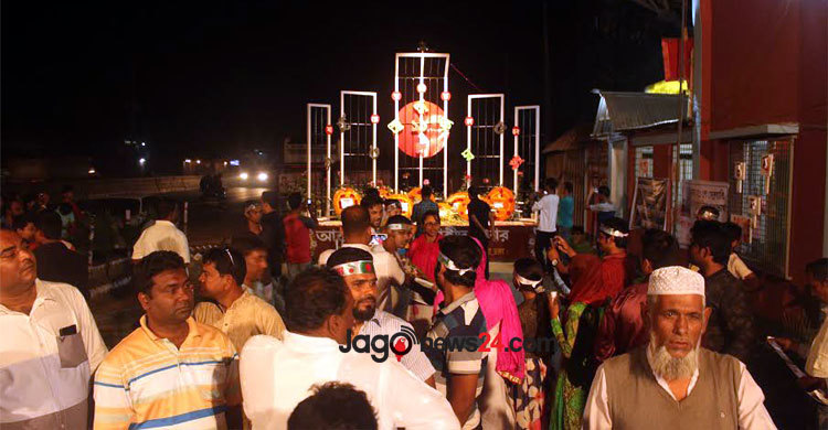 আশুলিয়া কেন্দ্রীয় শহীদ মিনারে মানুষের ঢল 