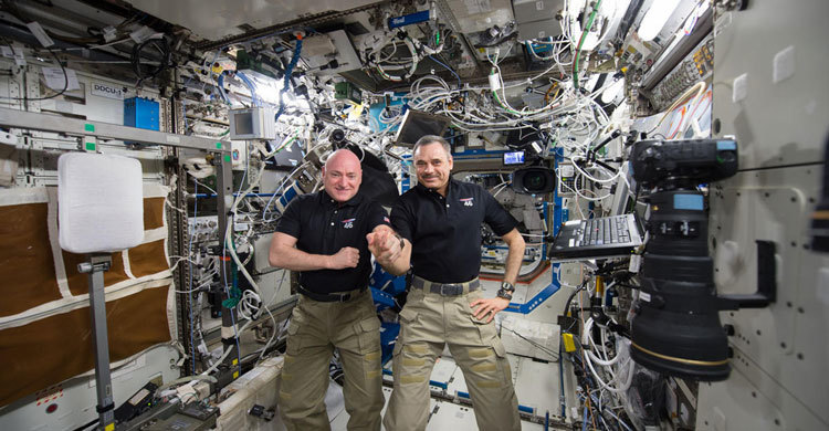 ৩৪০ দিন পর মহাকাশ থেকে অবতরণ