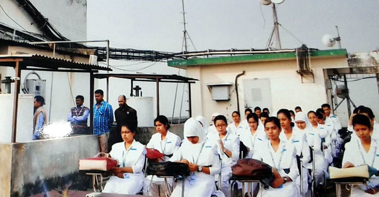 খোলা আকাশের নিচে গ্রাজুয়েট নার্সদের পাঠদান 