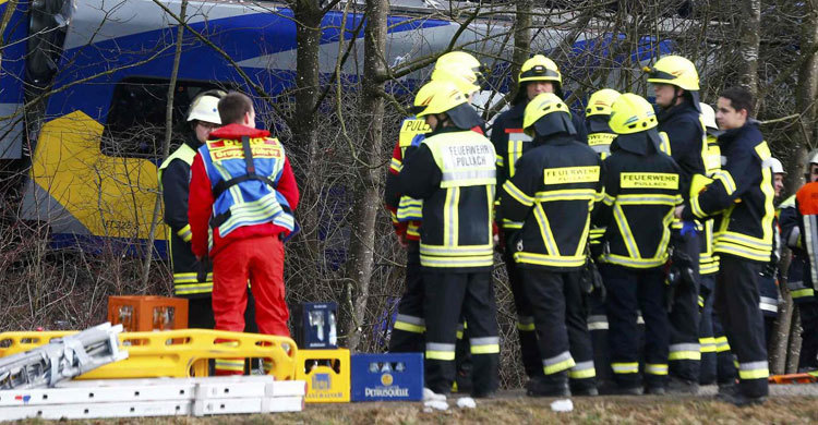 জার্মানিতে ট্রেনের মুখোমুখি সংঘর্ষ : হতাহত বাড়ছে