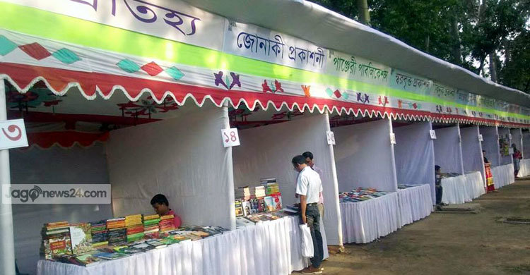 বই কেনায় অভিভাবকদের আগ্রহ নেই