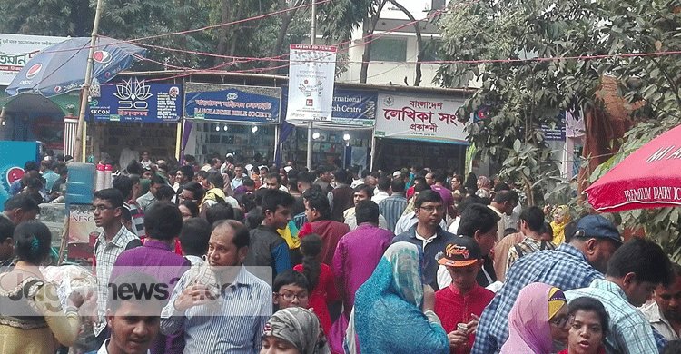 ছুটির দিনে বই মেলায় উপচে পড়া ভিড়