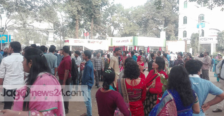 উপচে পড়া ভিড়ে কাটতিও ছিল বেশ