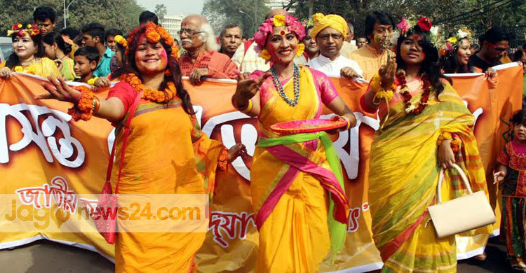 বর্ণিল আয়োজনে বকুলতলায় বসন্তবরণ