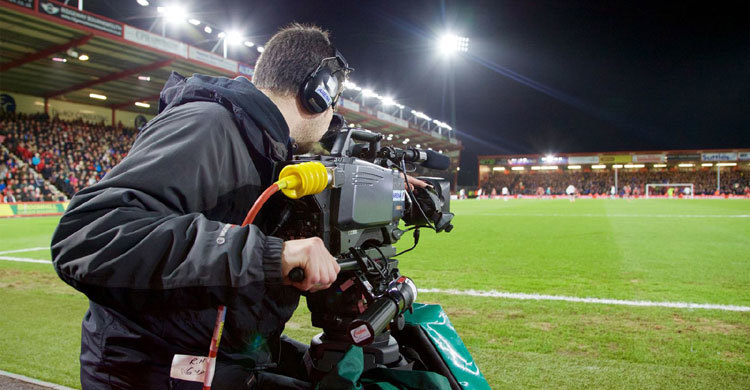 ঝুঁকিতে টিভি ক্যামেরাম্যানরা