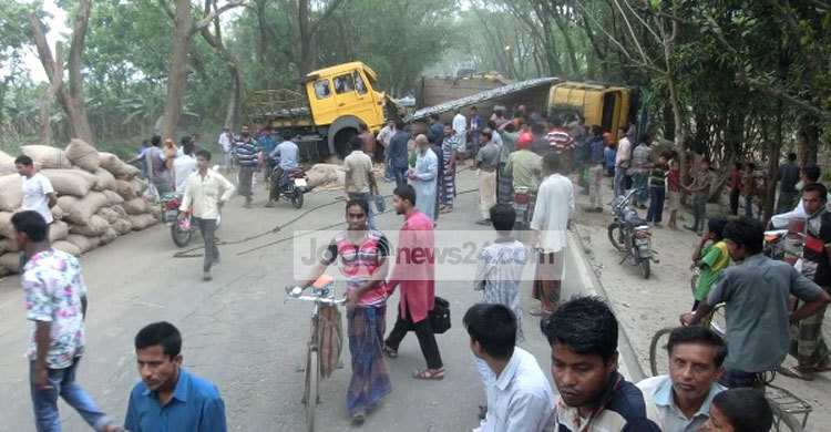 ঝিনাইদহে ৪ ঘণ্টা পর যান চলাচল স্বাভাবিক
