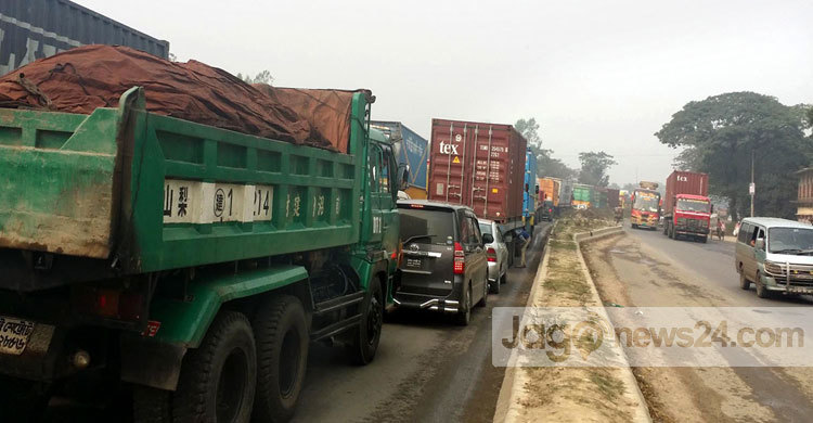 কুমিল্লা মহাসড়কে যানজটে যাত্রীদের ভোগান্তি