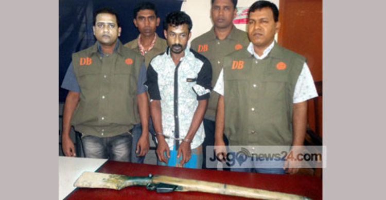 কুমিল্লায় অস্ত্রসহ ডাকাত গ্রেফতার