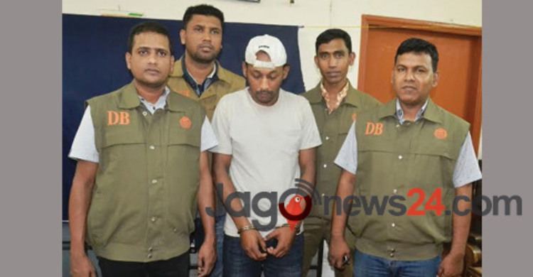 কুমিল্লায় বিদেশি অস্ত্রসহ সন্ত্রাসী গ্রেফতার