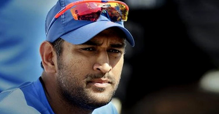 আইনি নোটিশ পাঠালেন ধোনি