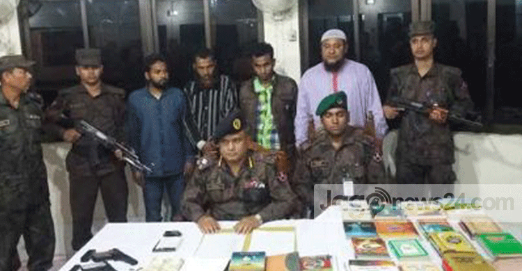 দিনাজপুরে অস্ত্রসহ আটক ৪