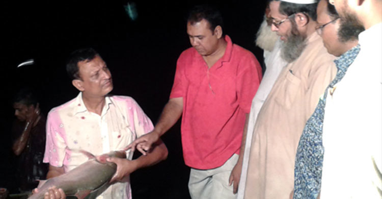 নাটোরে মাছ চাষ করে সফল অরুন কুমার 