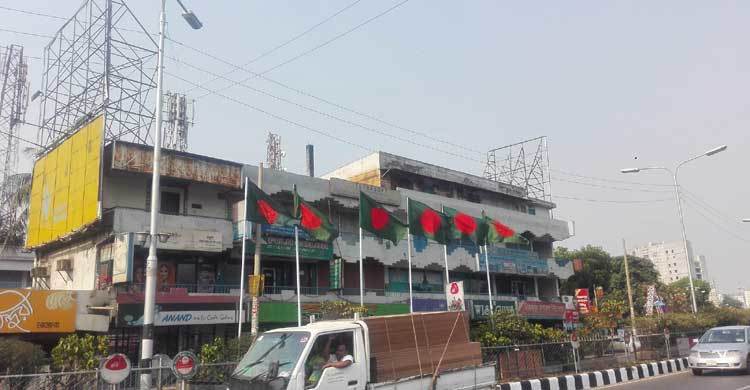 রাজধানী সেজেছে লাল-সবুজে