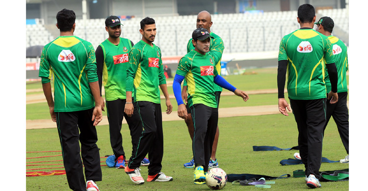 ফুটবল নিয়ে মেতেছেন মাশরাফিরা