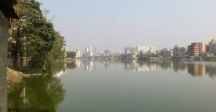 গুলশান লেকের পাড়ে ৮ ফুট রাস্তা দেবে গেছে