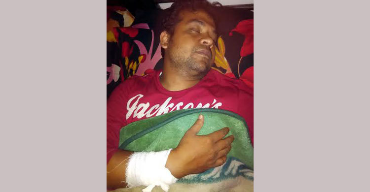 যুবকের হাত কেটে দিলেন সৎ মা ও ভাই