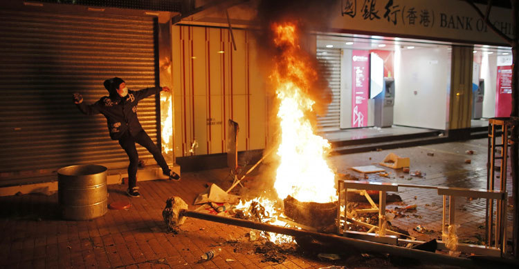 হংকংয়ে পুলিশ-ব্যবসায়ী সংঘর্ষ : অাহত ২৪