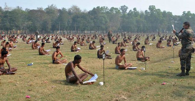 অন্তর্বাস পরে চাকরির পরীক্ষা