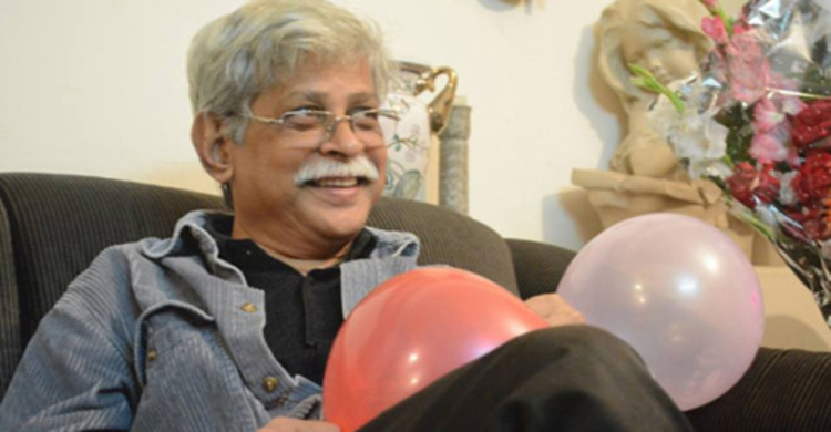 জাফর ইকবালকে ঘিরে অটোগ্রাফ ও সেলফির হিড়িক