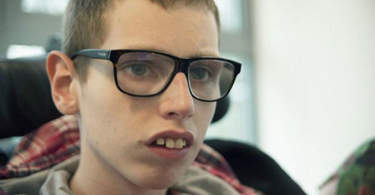 যন্ত্রের জয় : ১৬ বছর পর কিশোরের মুখে প্রথম কথা