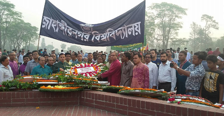 স্মৃতিসৌধে ঢাবি ও জাবির শ্রদ্ধা নিবেদন 