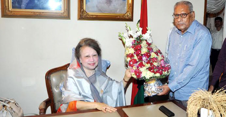 খালেদার সঙ্গে কারামুক্ত এমকে আনোয়ারের শুভেচ্ছা বিনিময়