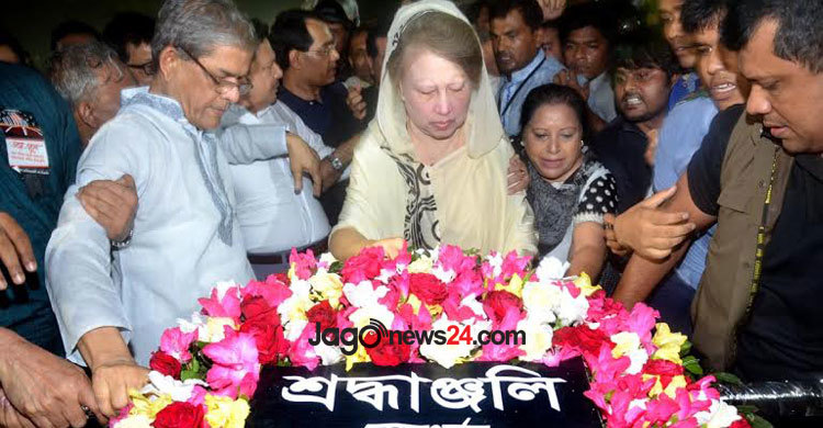 পুলিশের বাধা পেরিয়ে খালেদার শ্রদ্ধা