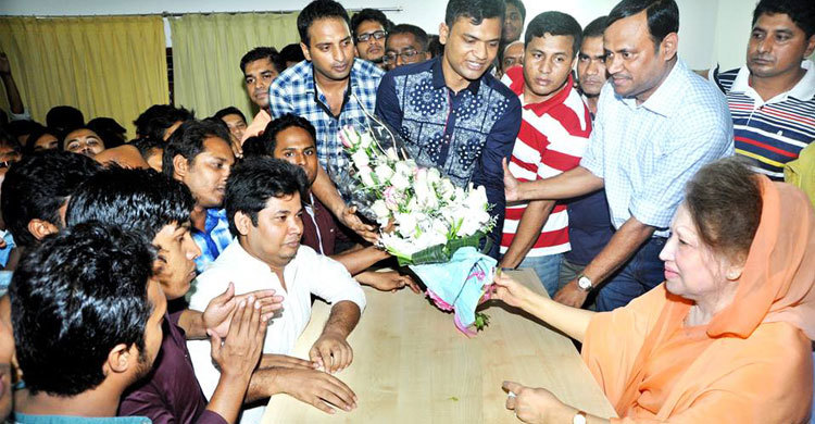 খালেদাকে ঢাবি হল কমিটির নেতাদের ফুলেল শুভেচ্ছা