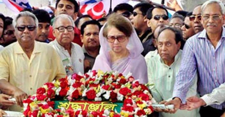 স্বামীর সমাধিতে খালেদার শ্রদ্ধা নিবেদন 