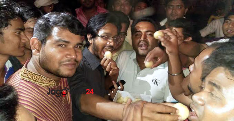 কবি নজরুল কলেজে ছাত্রলীগের আনন্দ উল্লাস