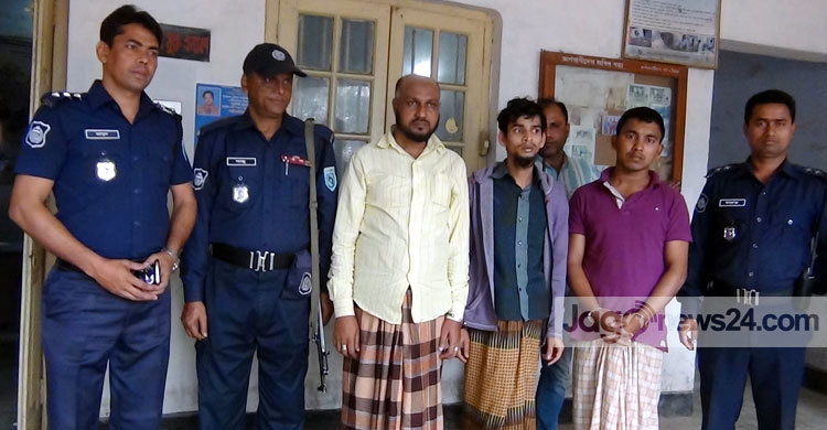 কুড়িগ্রামে প্রতারক চক্রের ৩ সদস্য আটক