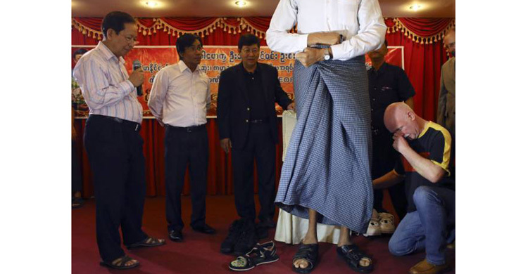 বিশ্বের সবচেয়ে বড় পায়ের মানুষকে জুতা উপহার