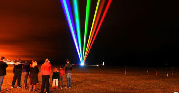 পাইলটের চোখে লেজারের আলো : বিমানের অবতরণ