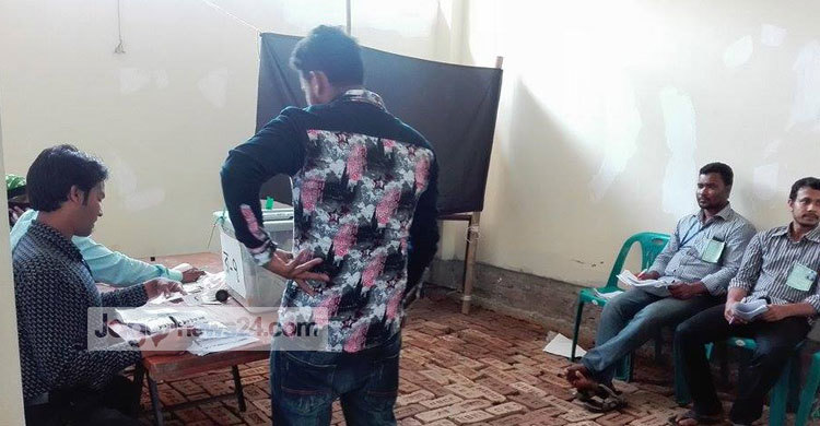 দুপুরেই ফাঁকা লতুব্দি ও রশুনীয়া ভোটকেন্দ্র