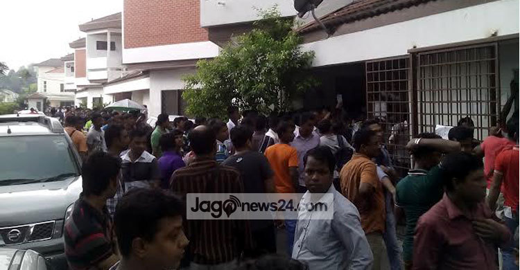 মালয়েশিয়ায় এমআরপির জন্য বাংলাদেশিদের দীর্ঘ লাইন 