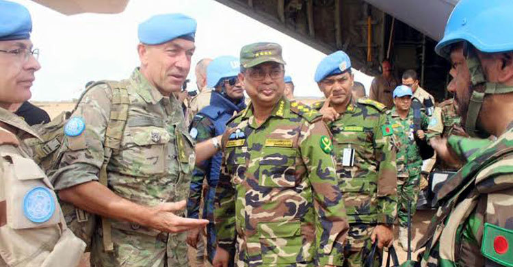 মালির ক্ষতিগ্রস্ত ক্যাম্প পরিদর্শন করলেন সেনাপ্রধান