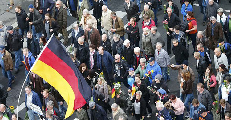 মেরকেলের পদত্যাগ দাবিতে বার্লিনে বিক্ষোভ