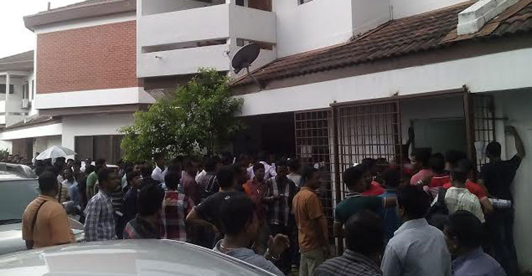 মালয়েশিয়ায় বাংলাদেশ দূতাবাসে প্রবাসীদের উপচে পড়া ভিড় 