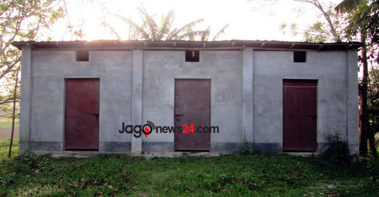 মসজিদে তালা : নামাজ আদায় করতে পারছেন না মুসল্লিরা