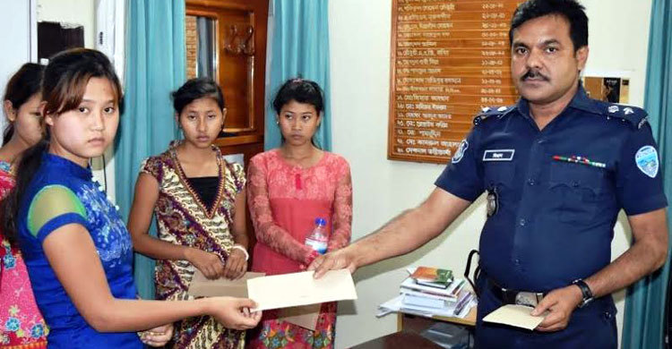 মিয়ানমার থেকে উদ্ধার ৮ শিশুকে স্বজনদের কাছে হস্তান্তর