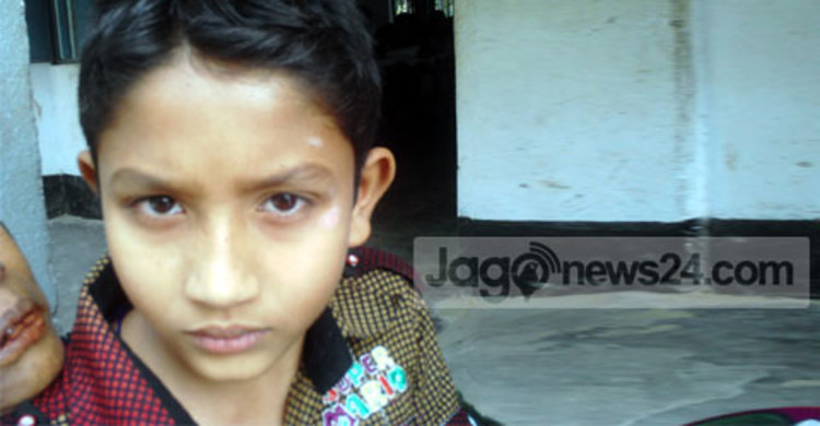 মেয়েকে মেরেছে শুনে ক্লাসে ঢুকে শিশুকে পেটালো অভিভাবক