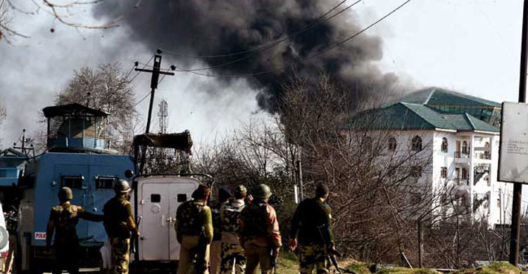 জম্মু-কাশ্মীরে গোলাগুলি : নিহত ৬