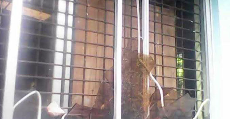 ভোট পুনর্গণনার দাবিতে ইউএনও অফিসে নৌকা সমর্থকদের হামলা