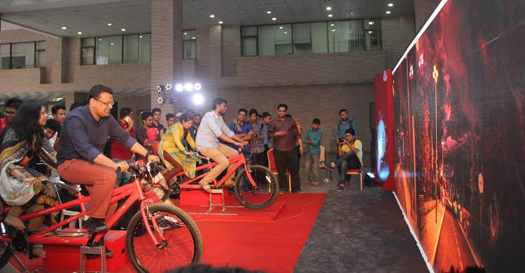 ভার্চুয়াল রিয়েলিটিতে ঢাকায় বসে প্যারিস ঘোরা