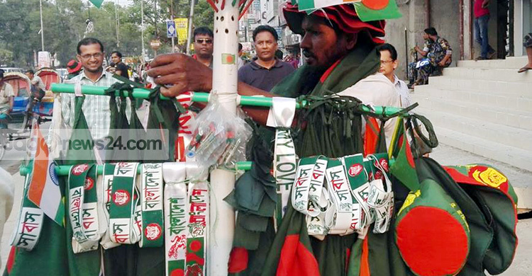 পতাকা বিক্রির ধুম!