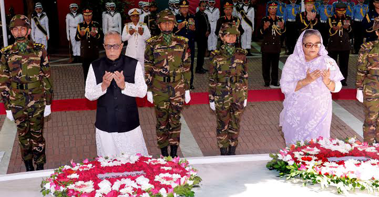 বঙ্গবন্ধুর সমাধিতে রাষ্ট্রপতি ও প্রধানমন্ত্রীর শ্রদ্ধা