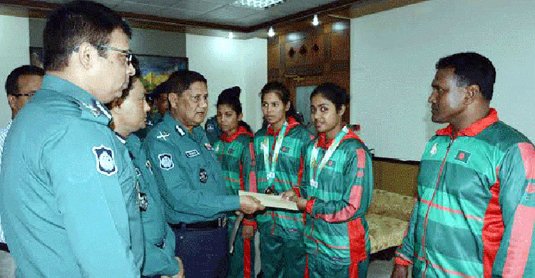 পদক জয়ী ৪ পুলিশকে ডিএমপির পুরস্কার 