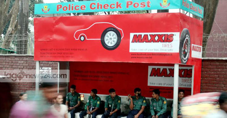 যাত্রী ছাউনিতে পুলিশের চেক পোস্ট