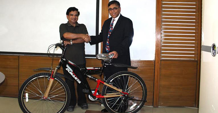 বাইসাইকেল পেলেন গাজী হিশাম 