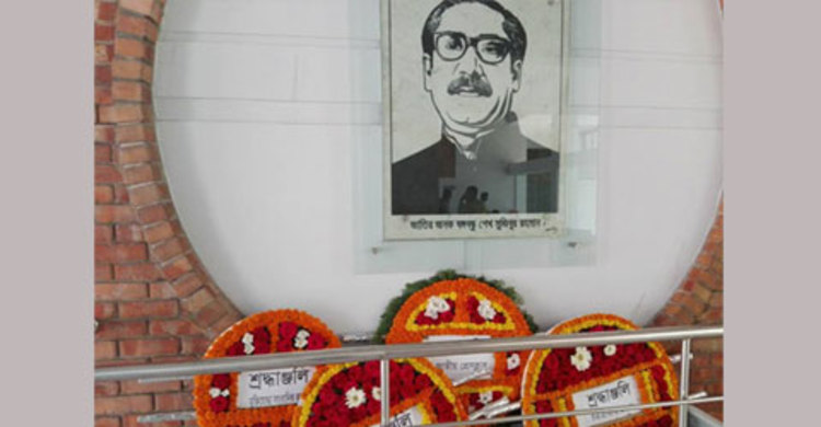 প্রেসক্লাবে বঙ্গবন্ধুর প্রতিকৃতিতে সাংবাদিকদের শ্রদ্ধা